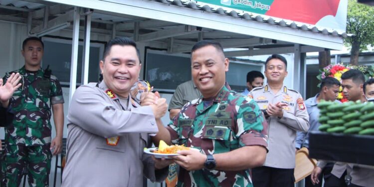 Kapolda Metro Jaya Beri Kejutan Kepada Pangdam Jaya Di Hari Ulang Tahun TNI Ke-77